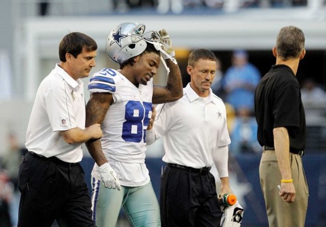 dallas cowboys trainers help dallas cowboys wide receiver kevin ogletree (85) off the field - the boys are back blog